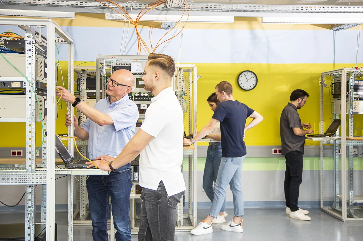 Angewandte Informatik (B. Sc.) - dual im Netzwerkeraum mit Prof. Dr. Thielen und Studenten
