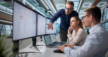 Ein Team analysiert Daten einer Business-Software. 