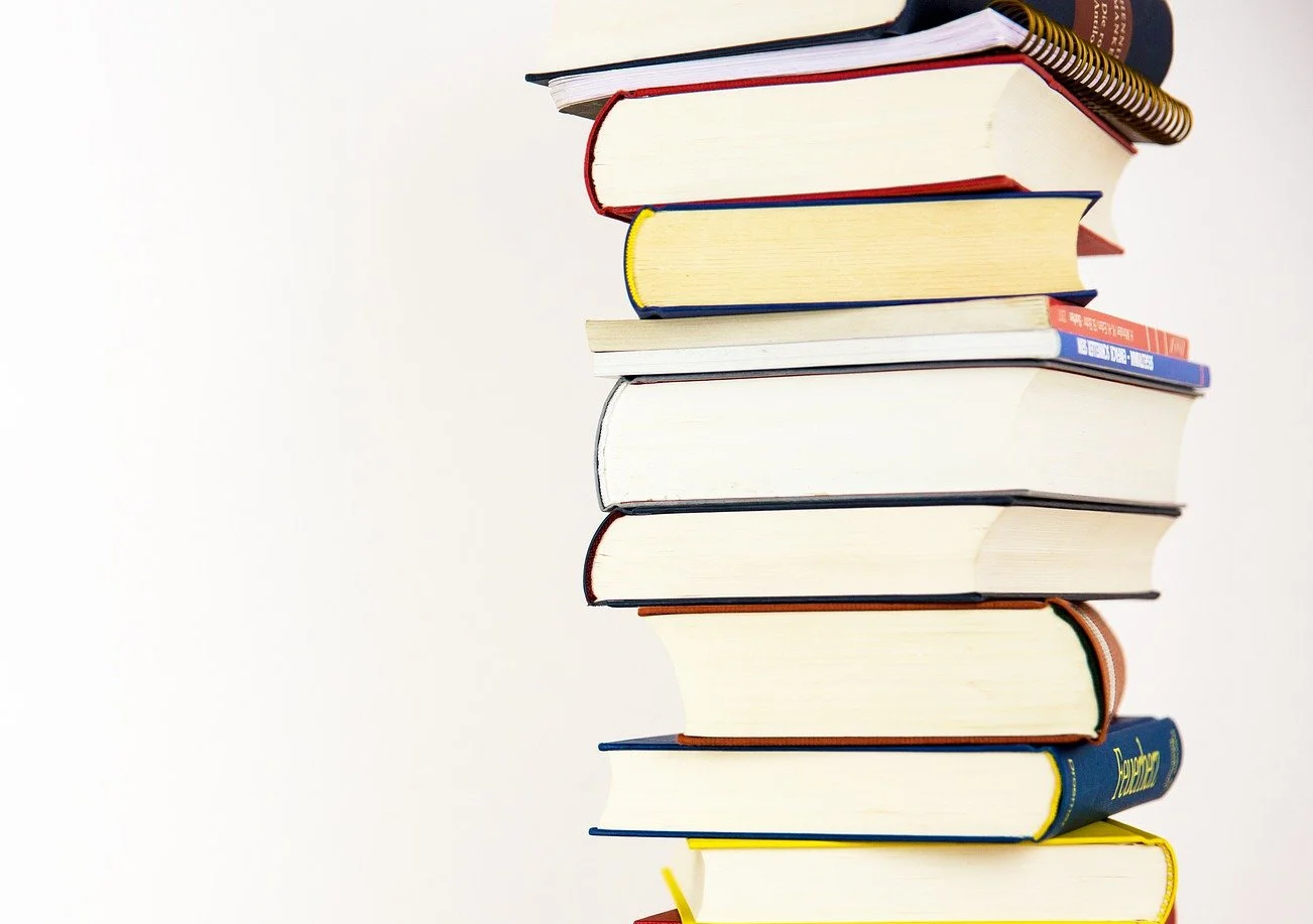 Bücherturm Ein Turm aus bunten Büchern.