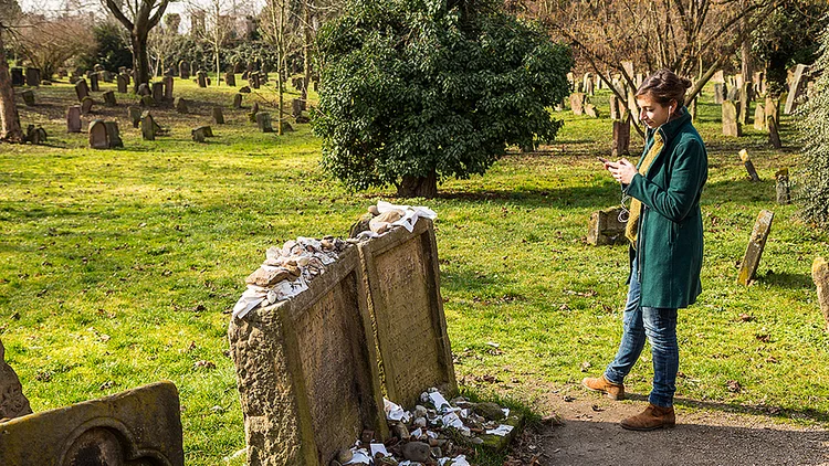 Studierende der Hochschule Worms nutzt Smartphone-App mit Storytelling am jüdischen Friedhof „Heiliger Sand“ in Worms.