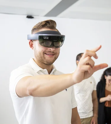 Student benutzt VR Brille und lacht 