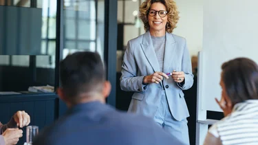 IT-Managerin leitet eine Besprechung mit mehreren Teammitgliedern.