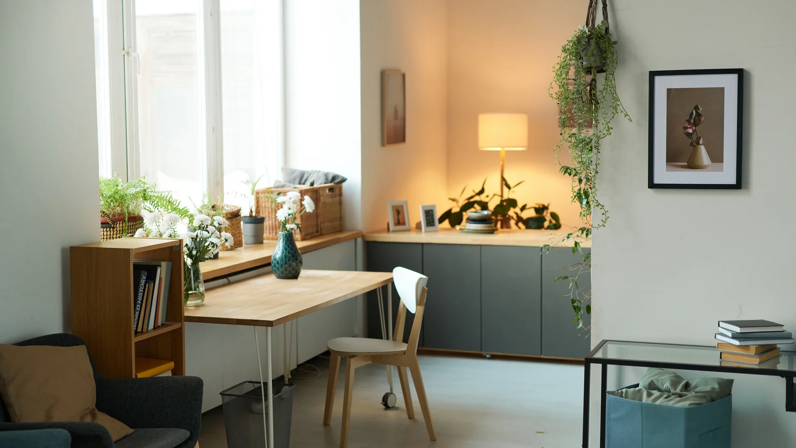 Heller Wohn- und Arbeitsbereich in einer gemütlichen Wohnung.