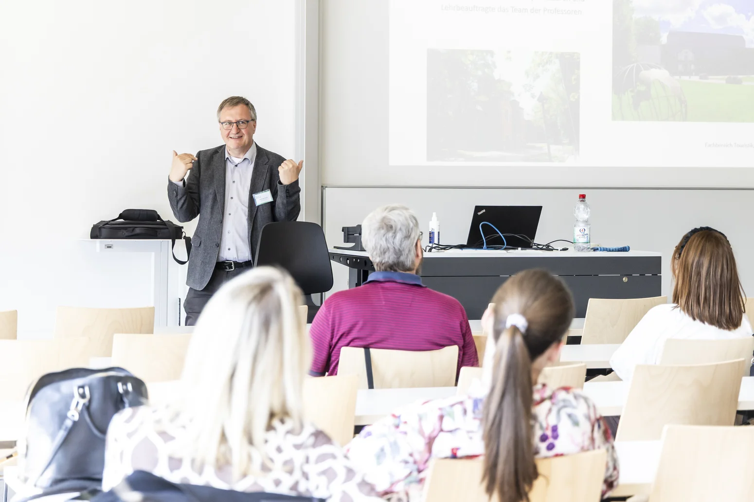 Ein Professor hält einen Vortrag vor Studieninteressierten