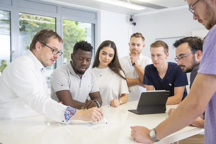 Professor und Studierende arbeiten zusammen. Fotografin: Samira Schulz