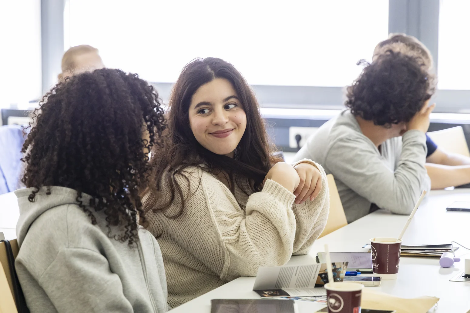Kleine Gruppe Studierender in einem Seminarraum