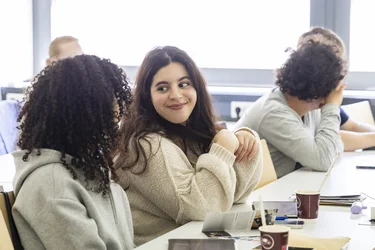 Kleine Gruppe Studierender in einem Seminarraum
