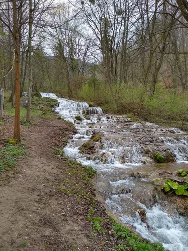 Wasserfall entlang eines Wanderwegs in Budapest