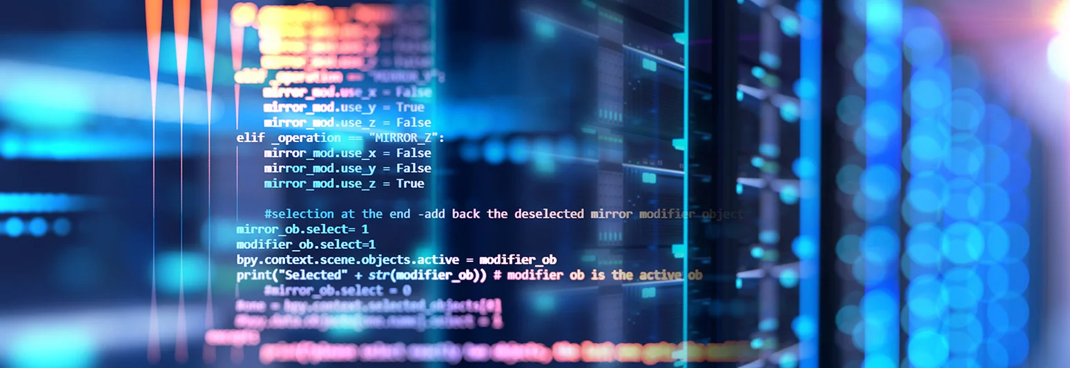 Leuchtender Programmiercode vor einem unscharfen Serverraum als Symbol für IT, Programmierung und digitale Infrastruktur.