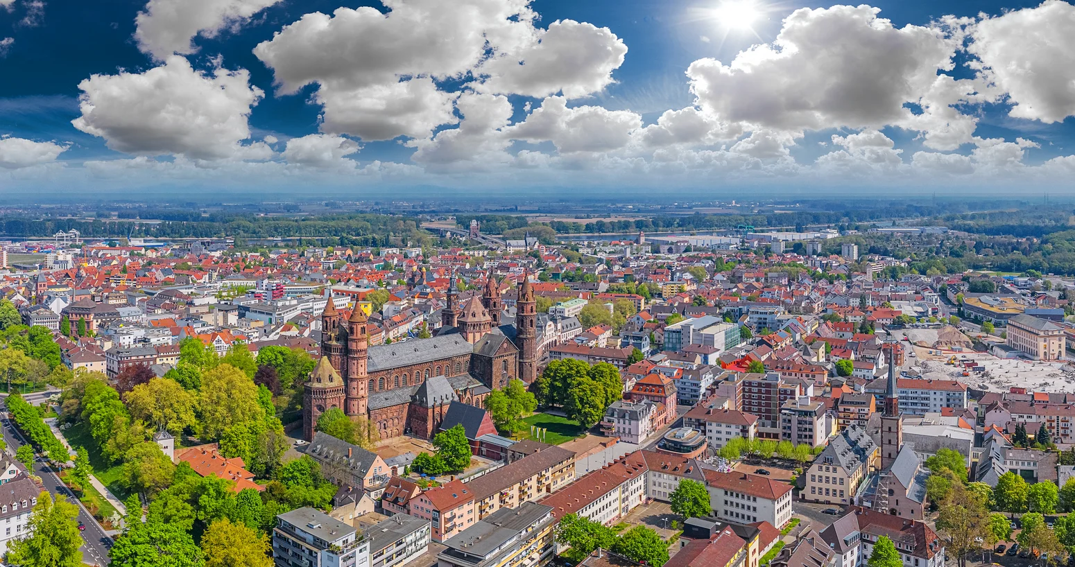 Beeindruckende Skyline von Worms mit Blick auf den Dom, historische Gebäude und die Rheinpromenade – eine harmonische Mischung aus Tradition und modernem Stadtleben.