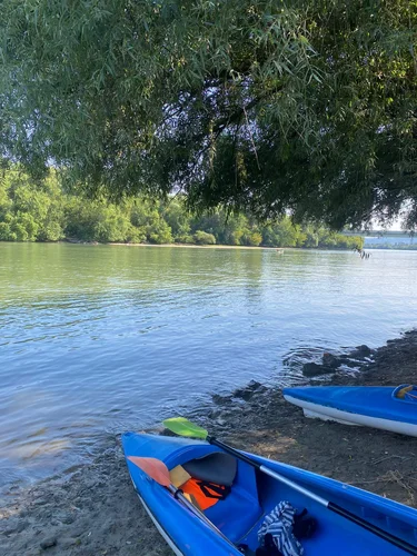 Kanufahrt an einem See in Budapest