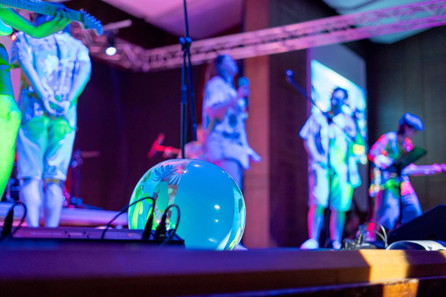 Lichteffekte auf der Bühne des Showabends während des Auftritts der Hochschulband "The Beats".