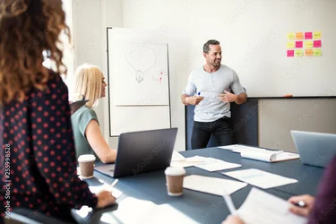 Drei Personen nehmen an einem Workshop teil. 