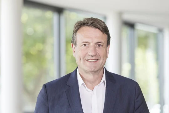 Porträt Prof. Dr. Richard Klophaus, Studiengangleiter Avation Management (B.A.), Aviation Management - dual (B.A.) und Air Traffic Management - dual (B.Sc.)