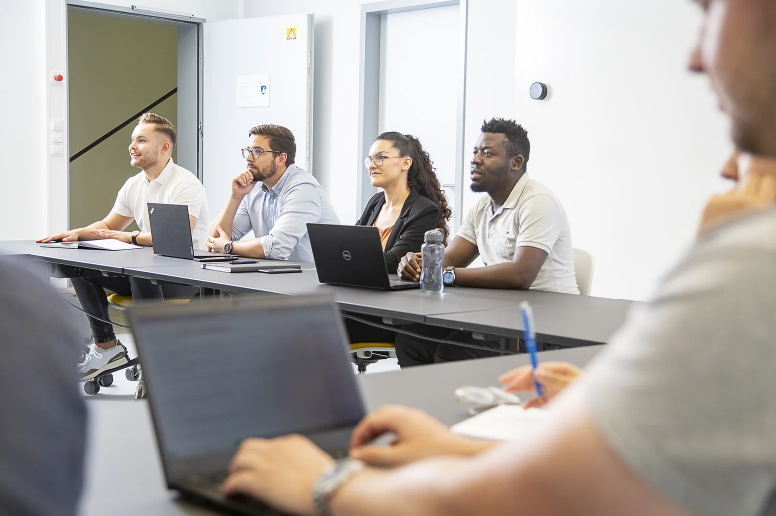 Studierende arbeiten gemeinsam an Softwareprojekten im Informatikstudium.