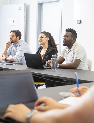 Studierende arbeiten gemeinsam an Softwareprojekten im Informatikstudium.