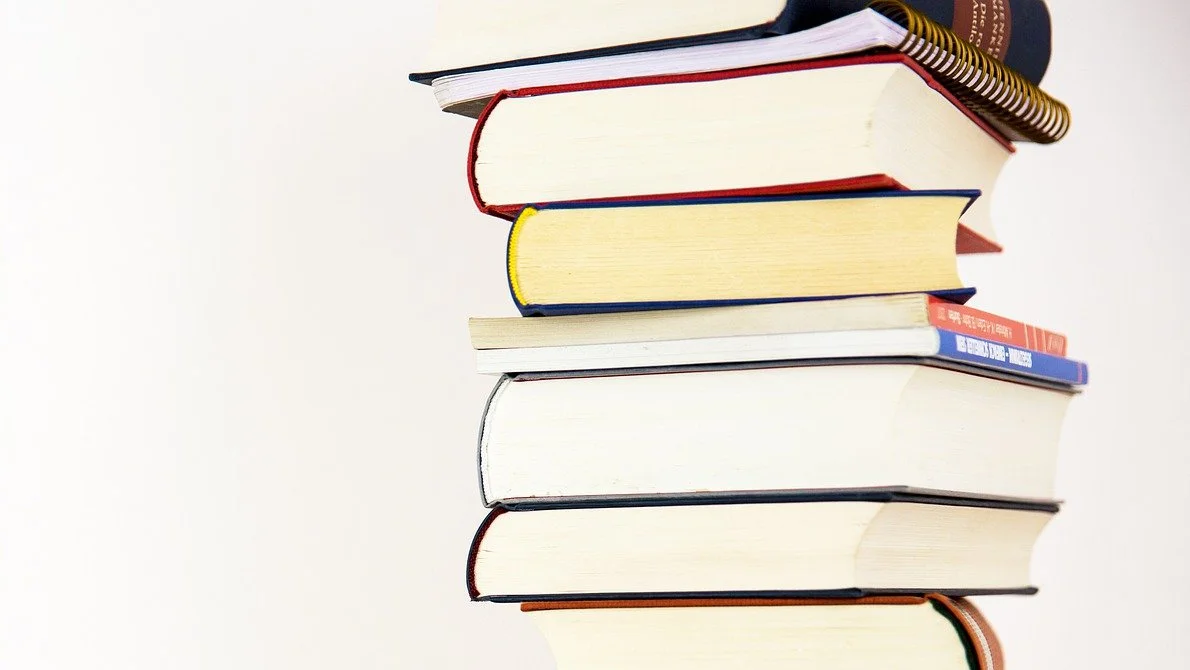 Ein Turm aus bunten Büchern.