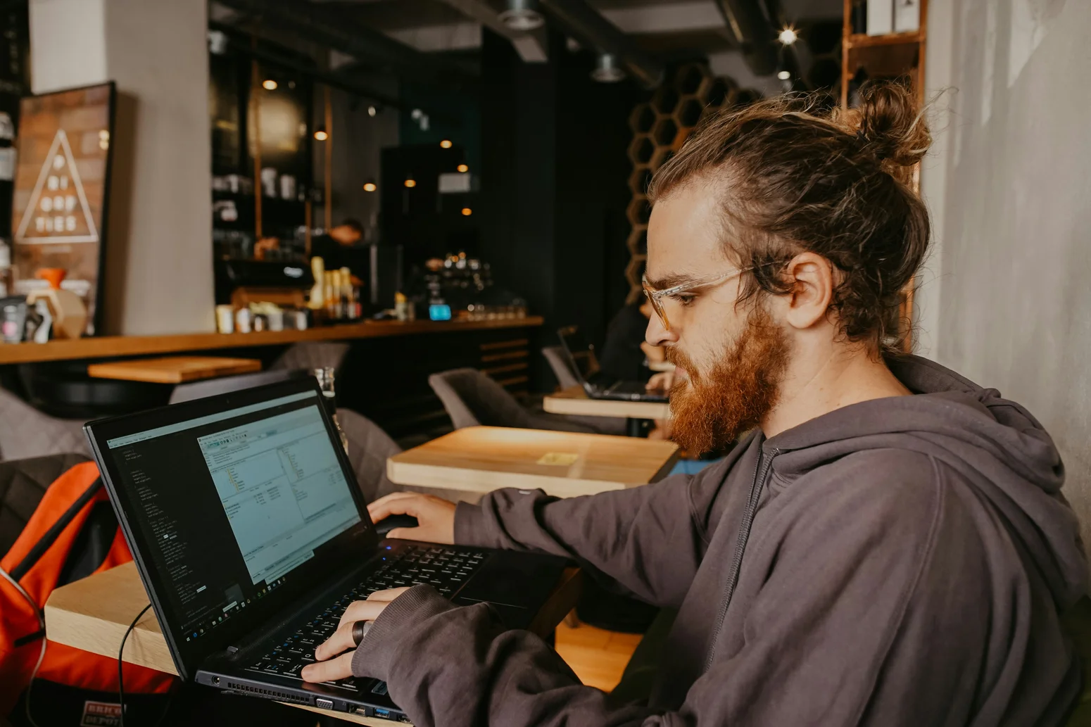 Ein Foto von einem Programmierer der Informatik, der an einem Laptop arbeitet.