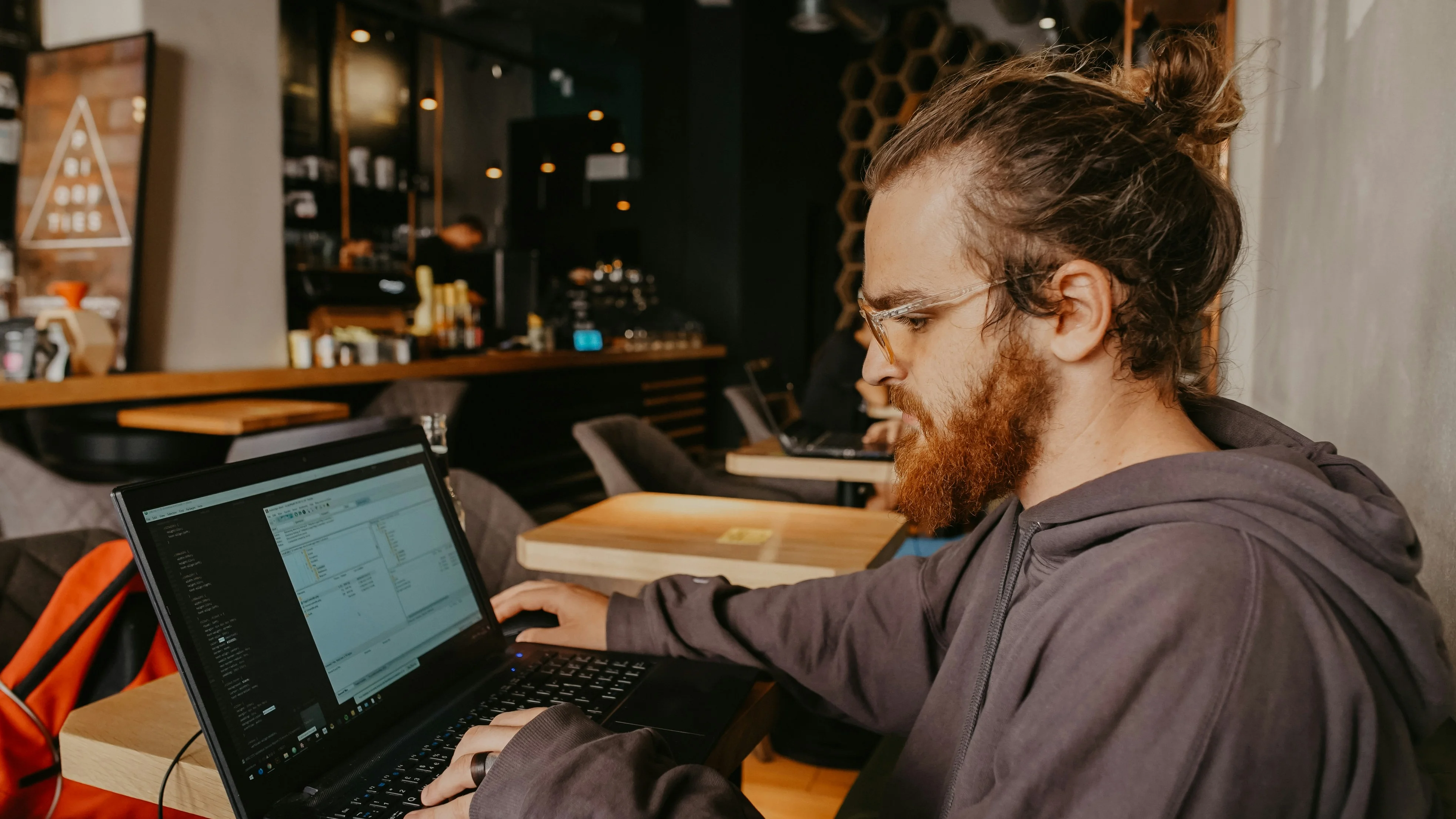 Ein Foto von einem Programmierer der Informatik, der an einem Laptop arbeitet.