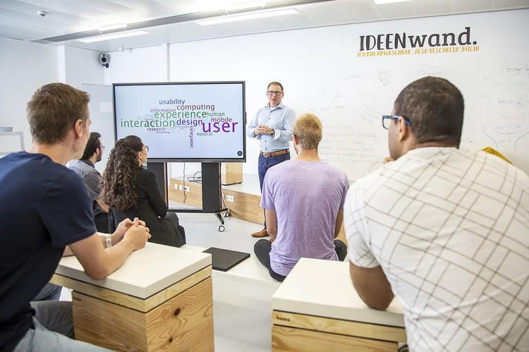 Studierende hören aufmerksam in der UX Vorlesung zu. Fotografin: Samira Schulz 