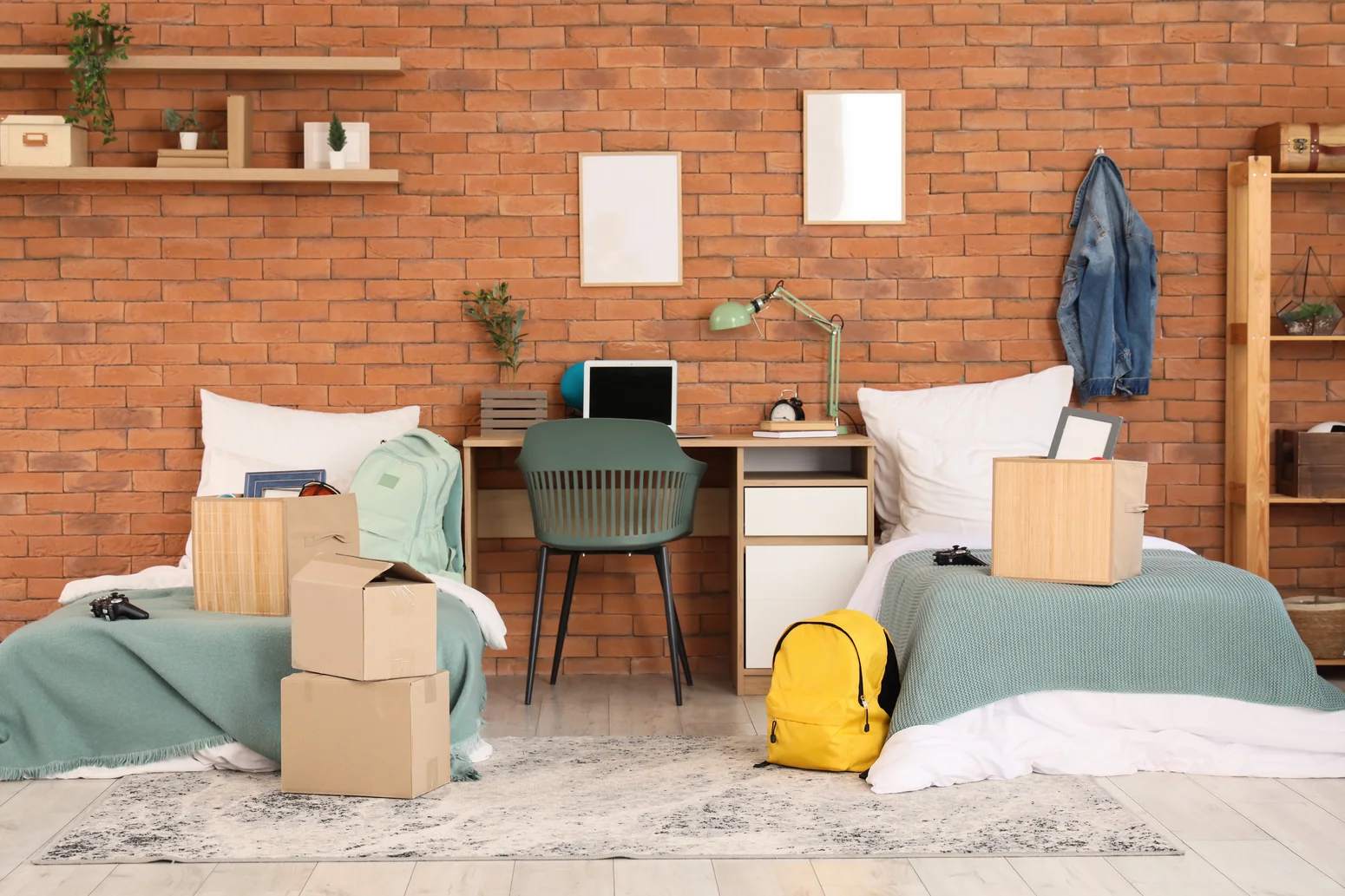 Modern eingerichtetes Studentenzimmer im Wohnheim mit Schreibtisch, Bett und Stauraum. Eine helle, freundliche Atmosphäre bietet ideale Voraussetzungen zum Lernen und Wohnen – in direkter Nähe zur Hochschule.