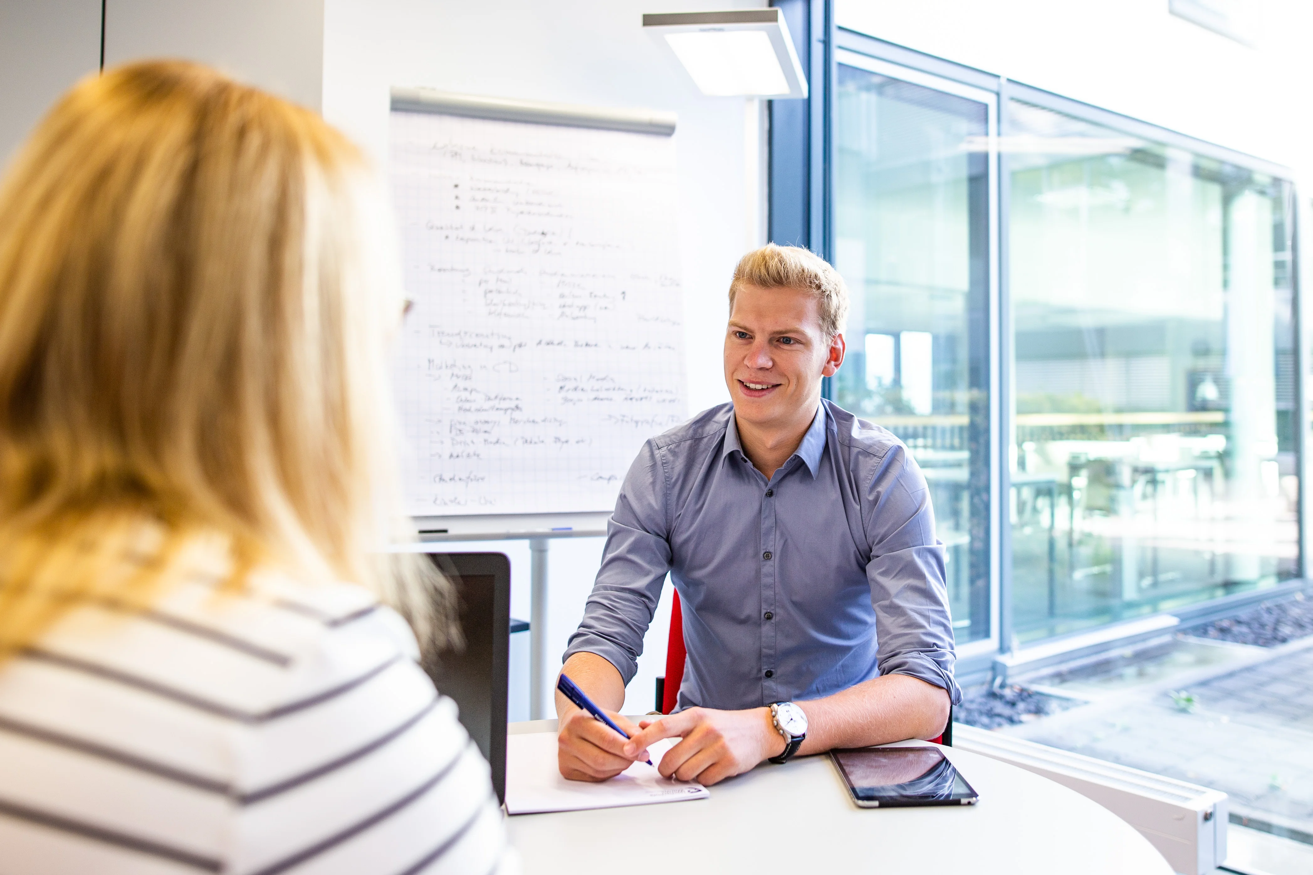 Student im Gespräch