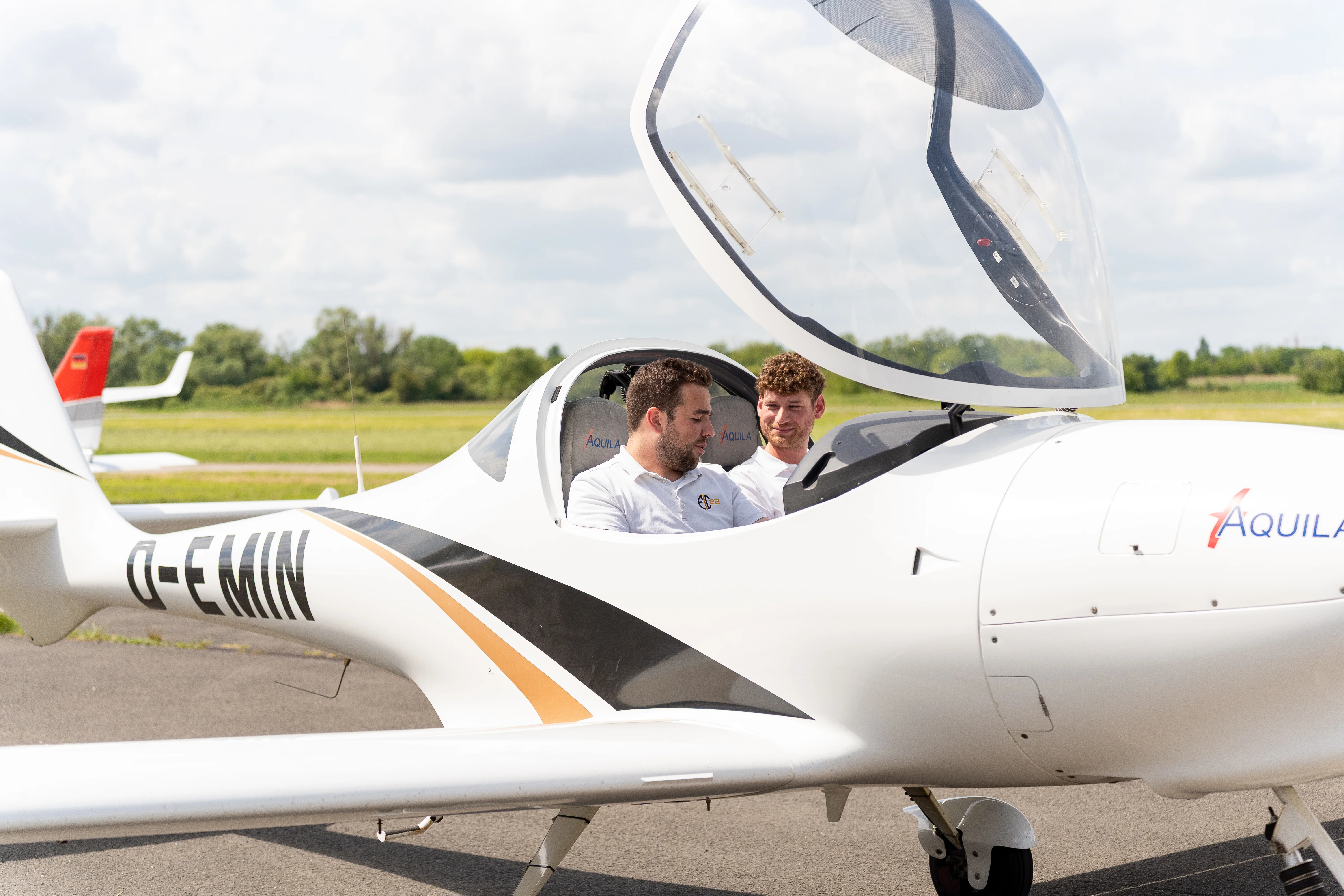 Pilot und Copilot bei den Startvorbereitungen