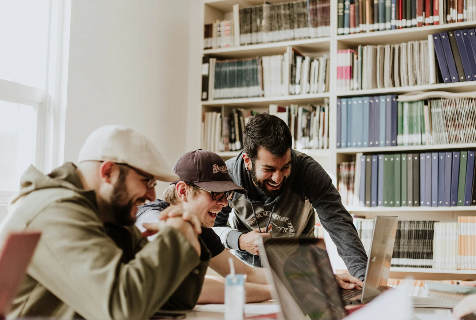 eine gruppe studierender beim lernen