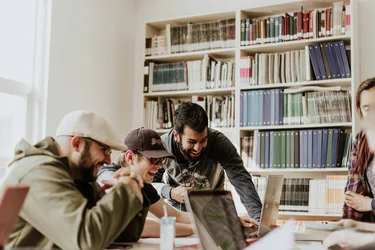 eine gruppe studierender beim lernen