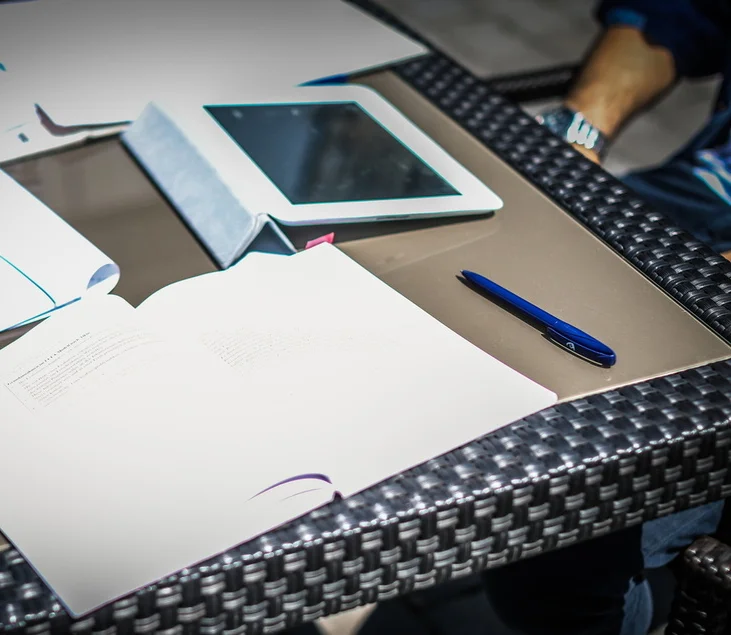 Schreibtisch mit Notebook