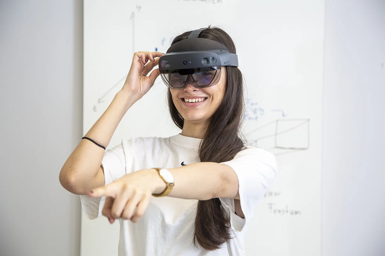 Studentin nutzt VR Brille