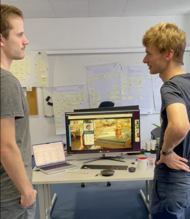 Absolventen bei der Arbeit mit den 8Devs