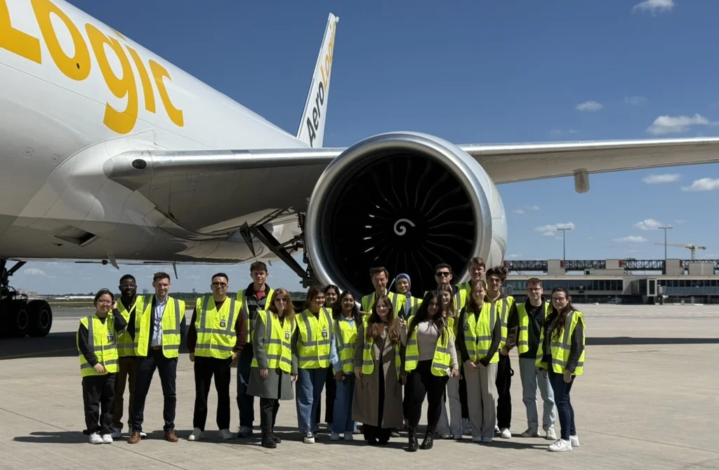 Gruppenbild von Studierenden im Studiengang Aviation Management auf einer Exkursion