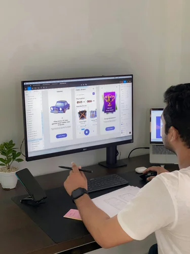 UX-Designer arbeitet an einem Desktop-Computer an Wireframes und Benutzeroberflächen.