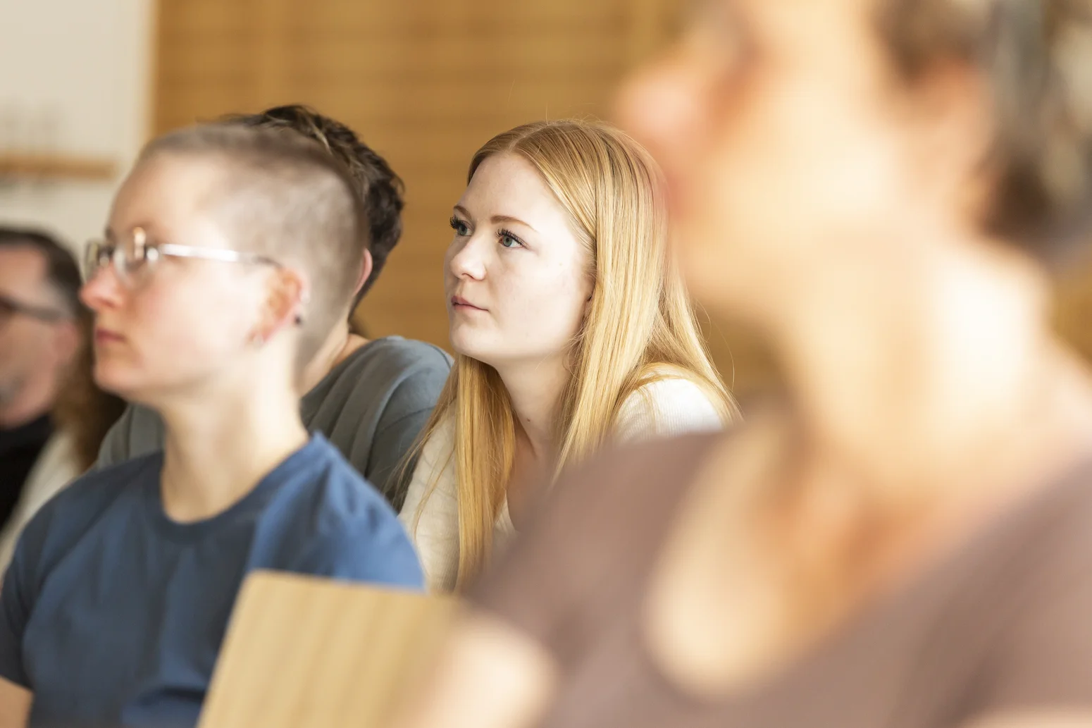 Studierende, die einem Vortrag in einem Hörsaal folgen